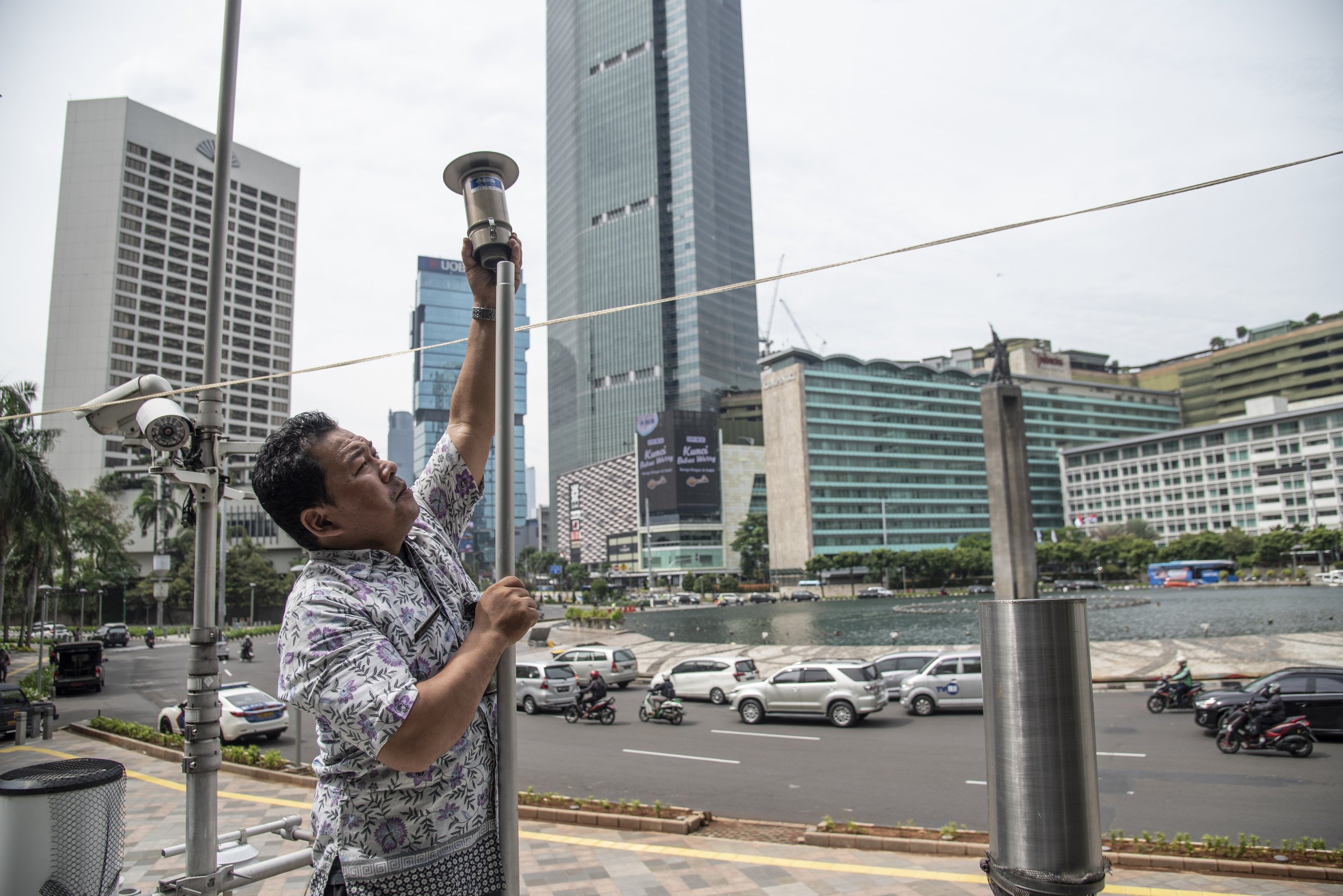 airpollution_airqualitymonitorbeingcheckedbystaffforroutinemaintenance